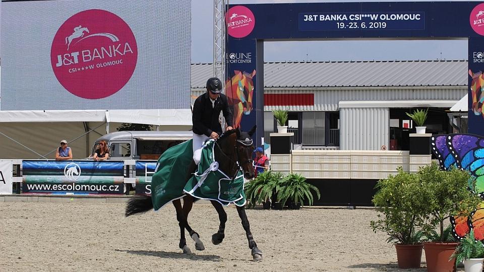 Úvodní den J&T BANKA CSI3*-W Olomouc 2019 hrála čtyřikrát česká hymna