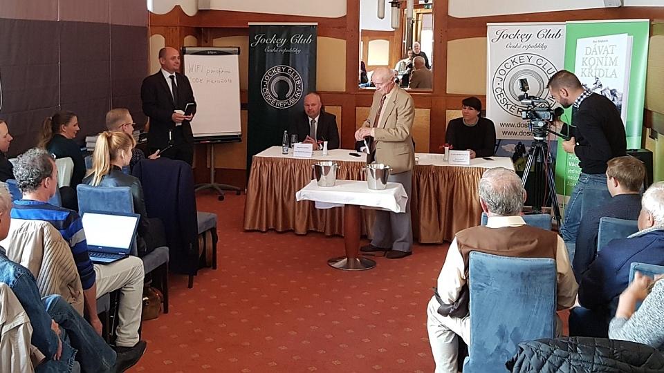 Sledujte ŽIVĚ losování čísel 129. Velké pardubické na EquiTV.cz