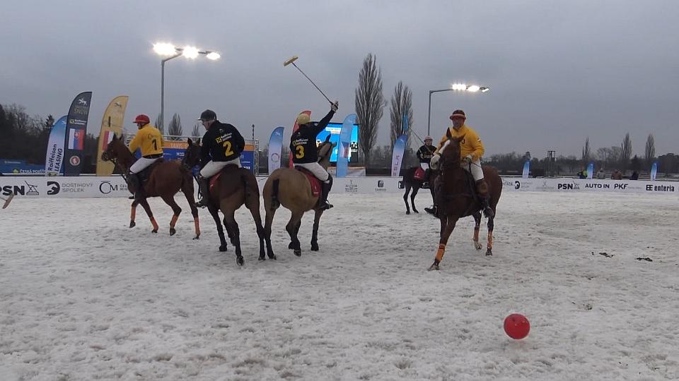 TV zpravodajství: Premiérový turnaj Taxis Snow Polo vyhráli Maďaři