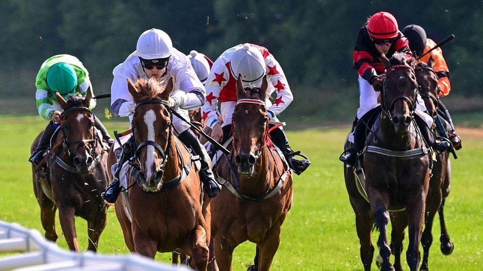 Živě: Atmosféra jako z Ascotu. Sledujte Den šlechty v Karlových Varech