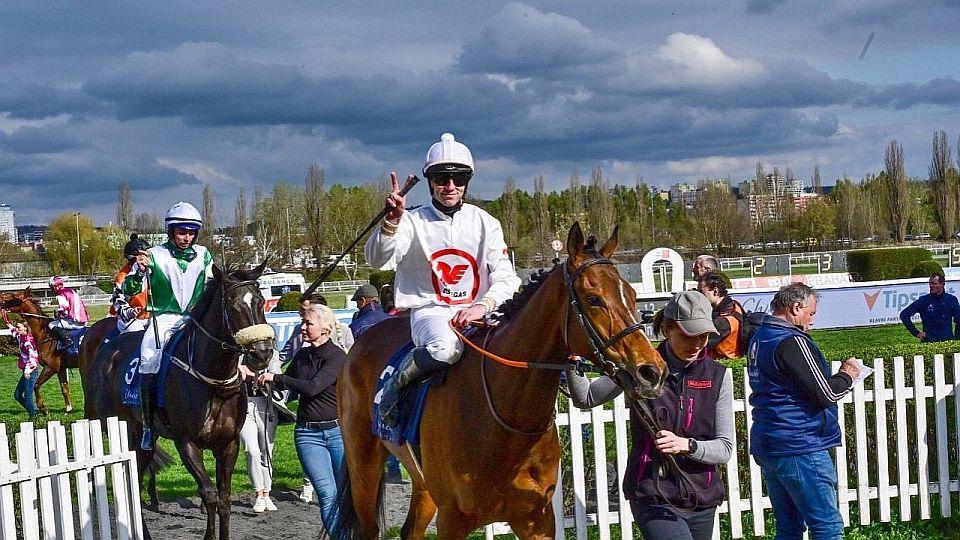 Živě: Souboj hvězd v Chuchli. Sledujte Velkou cenu českého turfu