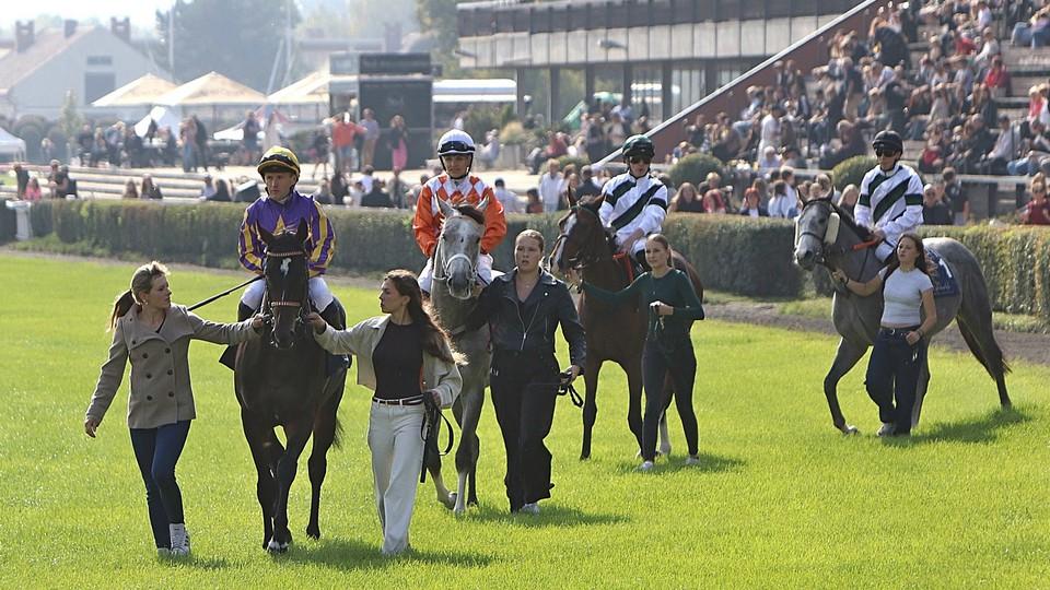 Záznam: Podívejte se na všechny dostihy v Chuchle Areně 4. 10.