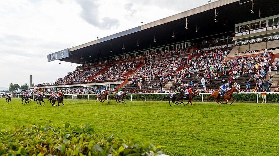 Páteční Letní dostihový den 2019 ve Velké Chuchli ŽIVĚ na EquiTV.cz