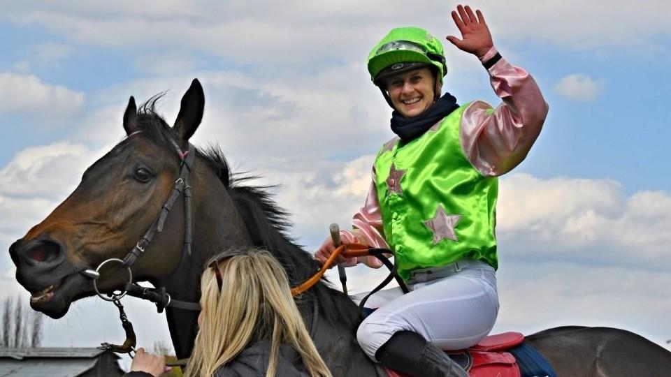 Živě: Chuchle slibuje špičkové dostihy. Sledujte Velkou jarní cenu